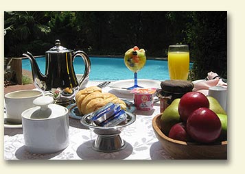 Breakfast alfresco at Pepperwood Lodge